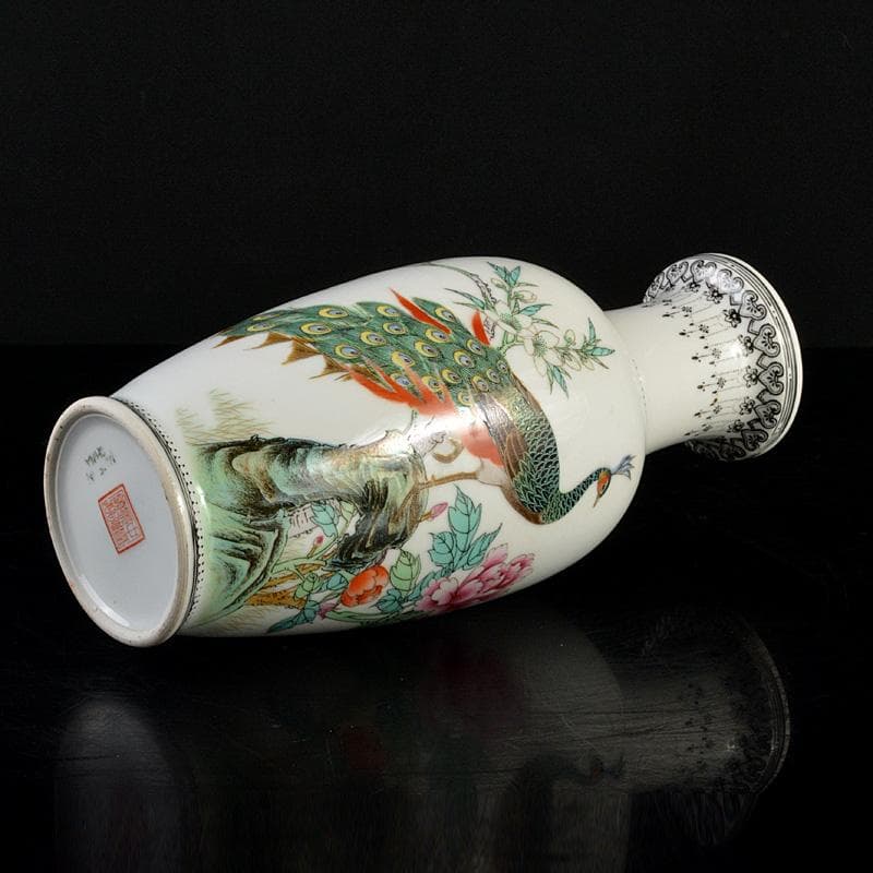 中国　景徳鎮製　粉彩　漢詩孔雀牡丹文瓶　C　6620