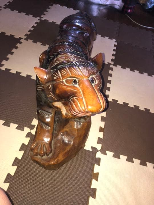 虎の木彫り置き物