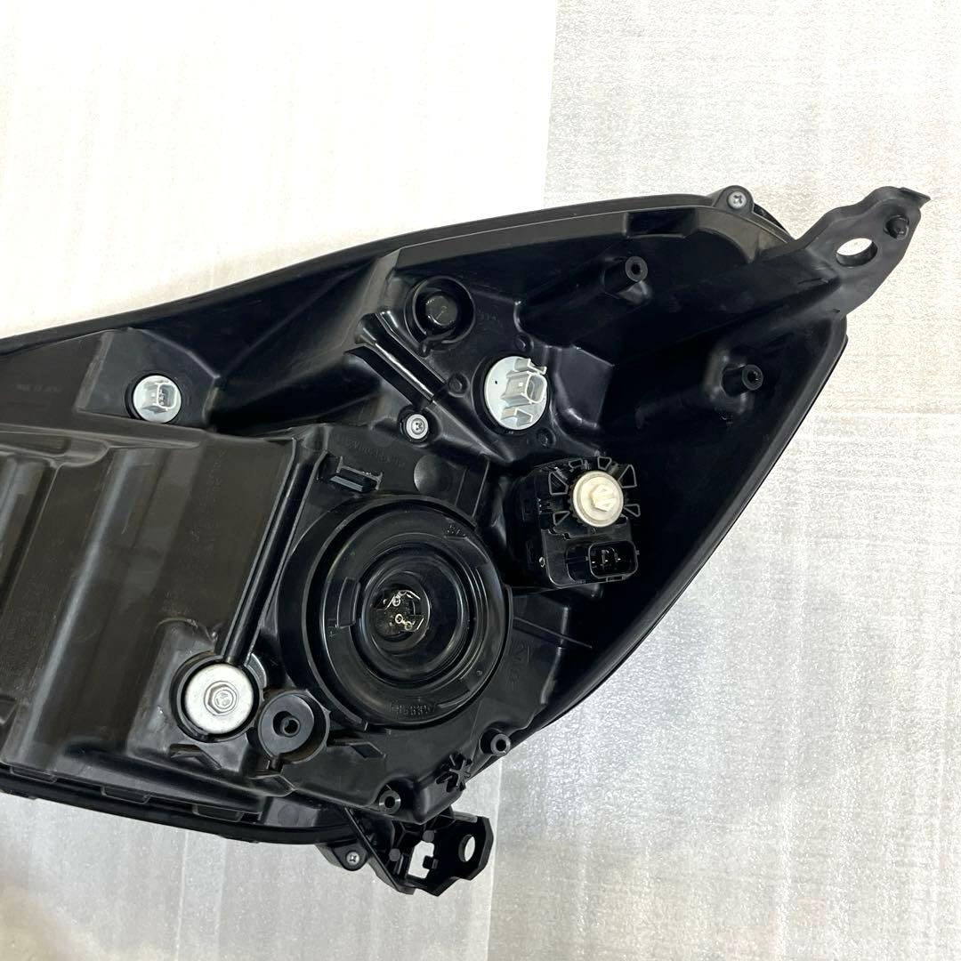フィット 純正ヘッドライト右 GR1