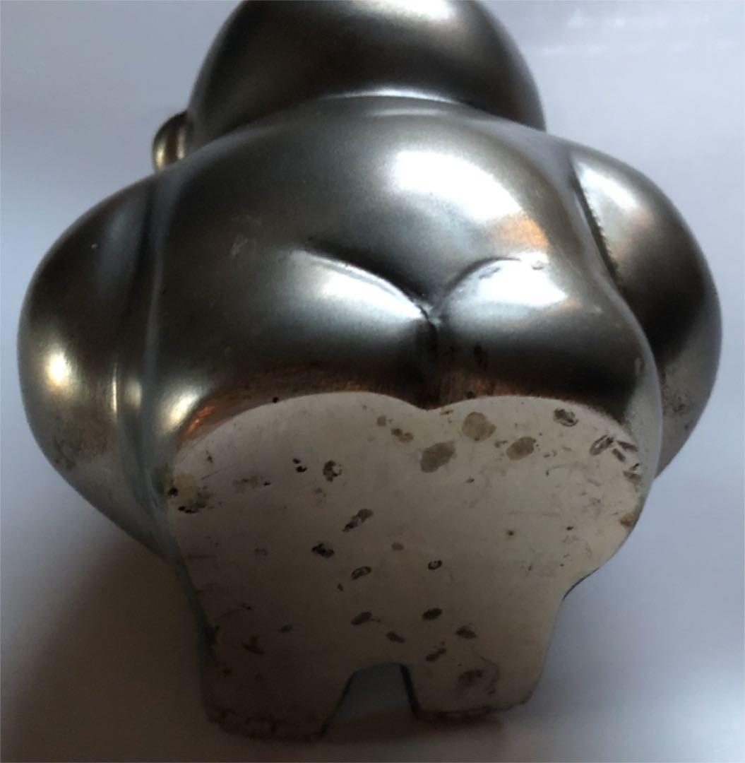 金属製　しゃがみ込むエクボのある子供像　箱付き