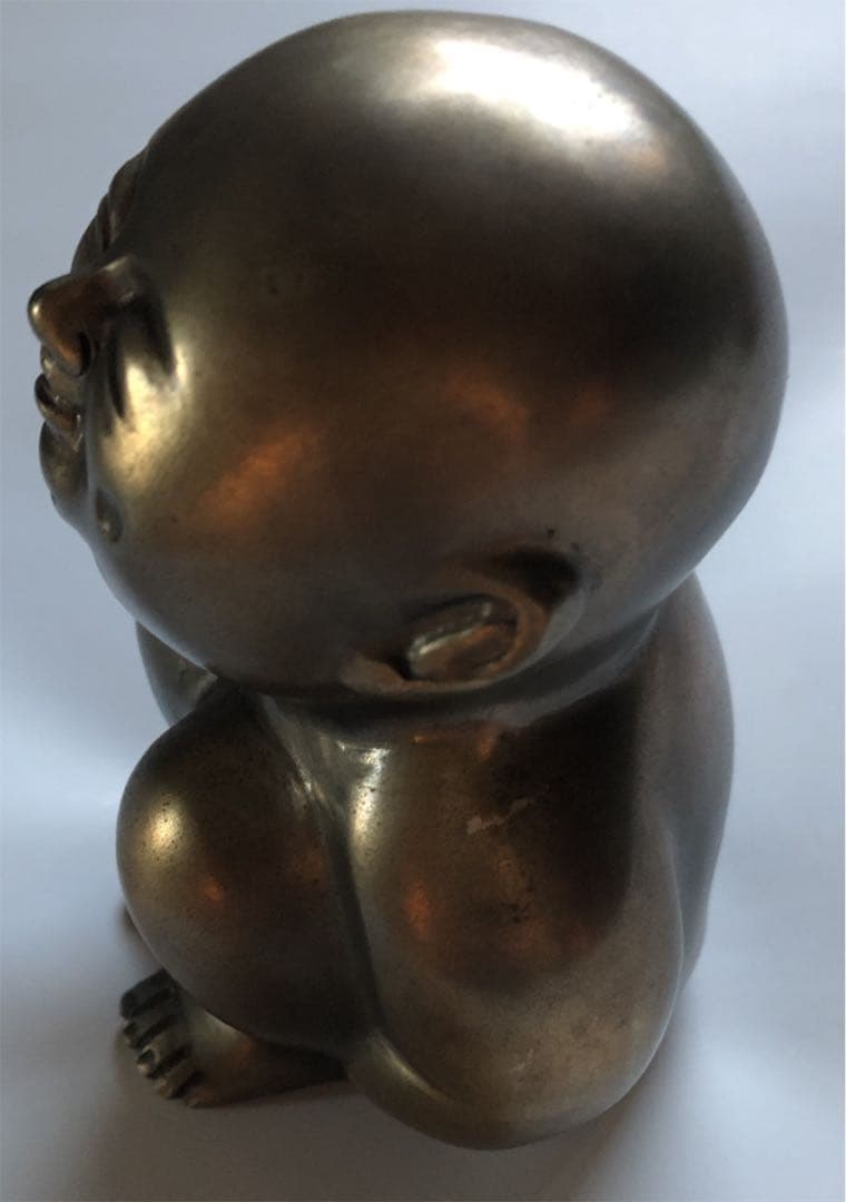 金属製　しゃがみ込むエクボのある子供像　箱付き