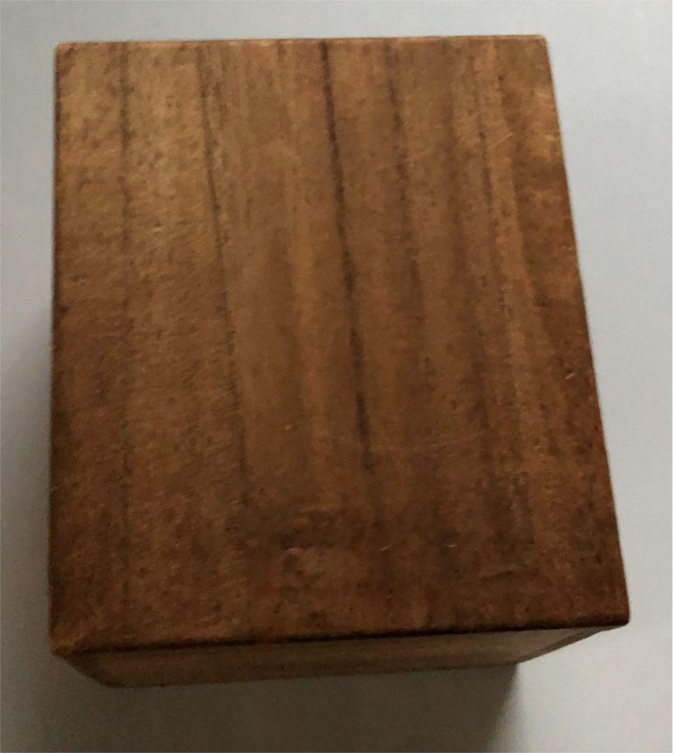 金属製　しゃがみ込むエクボのある子供像　箱付き