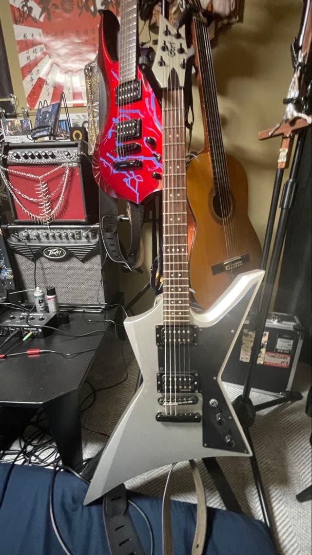 シルバーエクスプローラータイプエレキギター　Cort