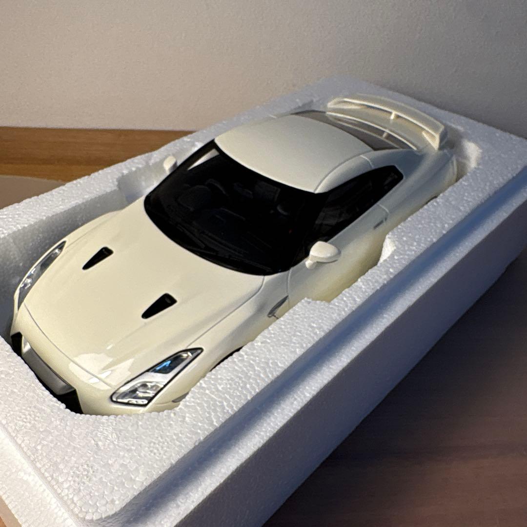 京商　samurai 日産　GT-R R35 ホワイト　1/18 ミニカー