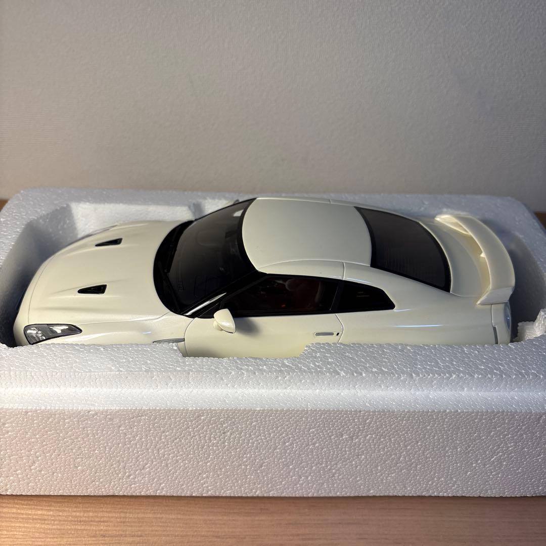 京商　samurai 日産　GT-R R35 ホワイト　1/18 ミニカー