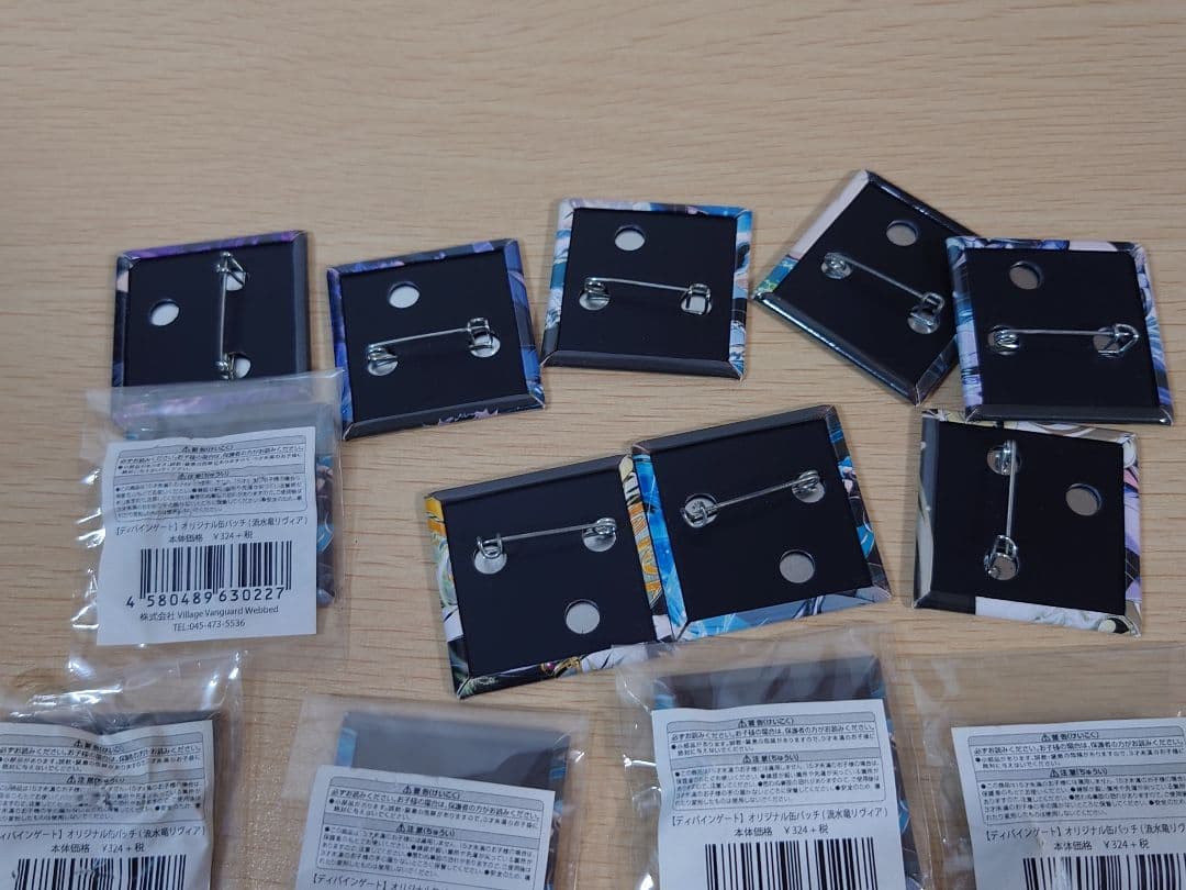 ディバインゲート 缶バッジ まとめて ビレッジバンガード 流水竜リヴィア