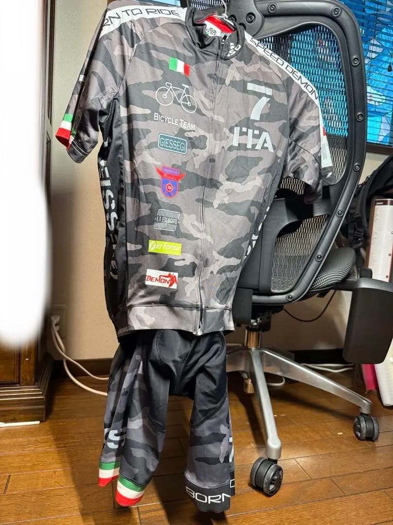 7ITA ARMY Ⅲ JERSEYサイクリングジャージとビブショーツのセット。
