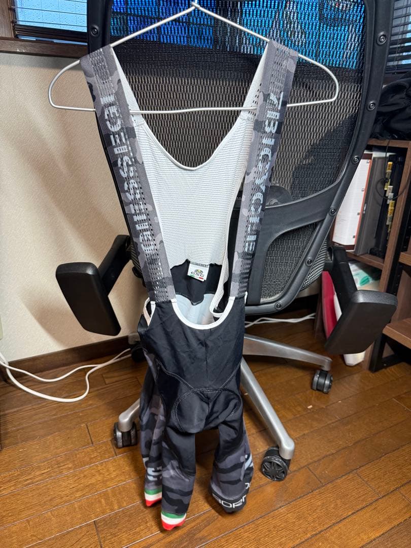 7ITA ARMY Ⅲ JERSEYサイクリングジャージとビブショーツのセット。