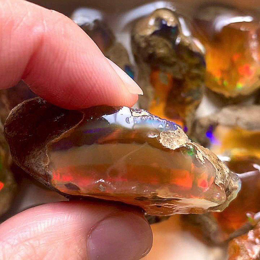 105ctストライプ模様の可愛いオパール原石/鉱物標本