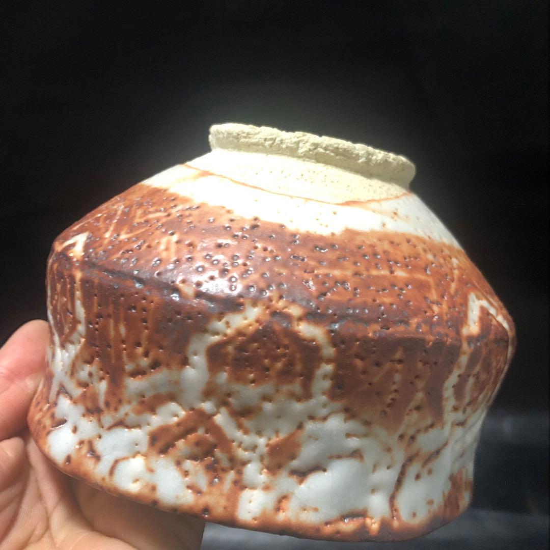 究極の美◼️蔵から、また凄そうな赤茶白い釉薬の美しい抹茶茶碗が出てきました。