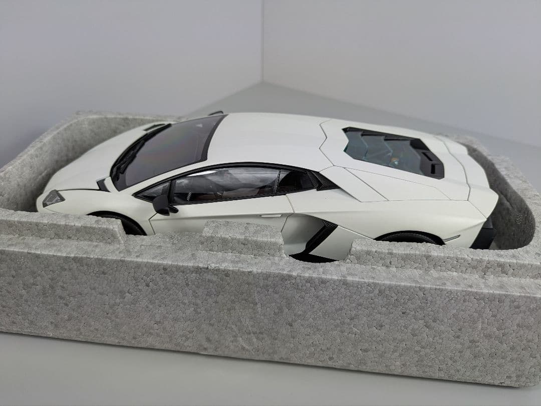 1/18 ミニカー オートアート ランボルギーニ　アヴェンタドールLP720-4