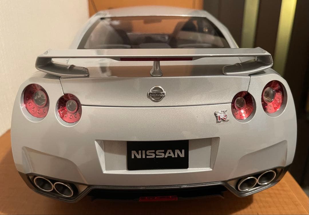 Nissan R35 GT-R シルバー 1/8スケール　デアゴスティーニ