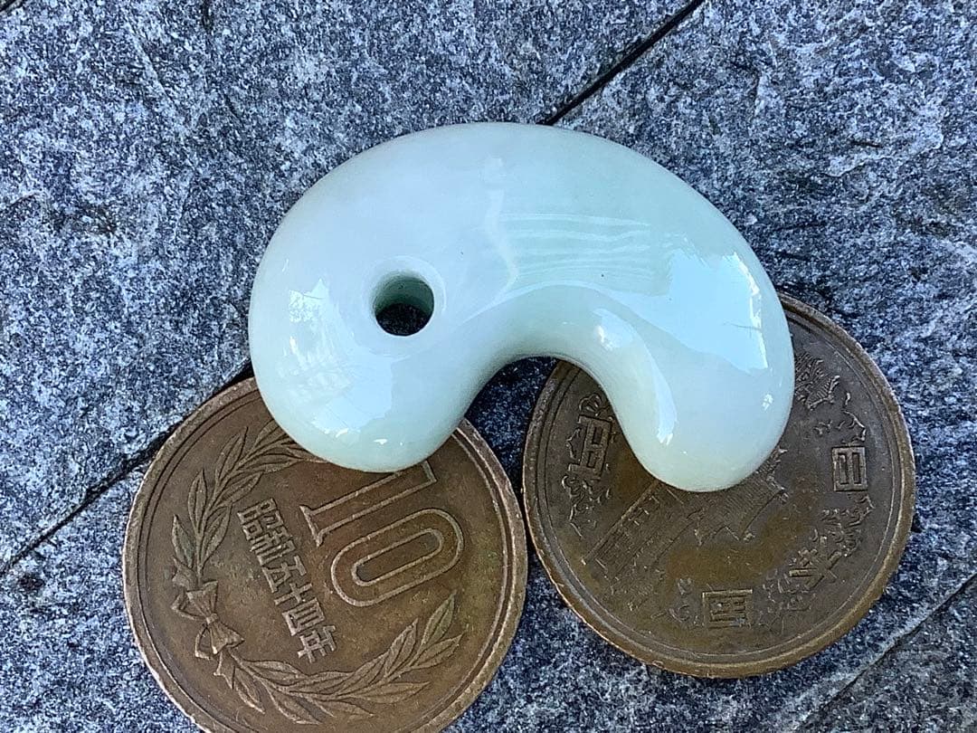 ✳お値段ご遠慮なく‼️高価糸魚川翡翠氷アイスジェイド勾玉　極上物　機械鑑定付本物‼️