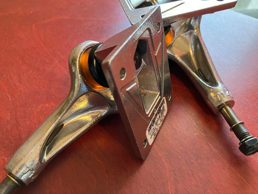 送料込 新品未使用THUNDER TRUCKS 148 HI 正規品本物です