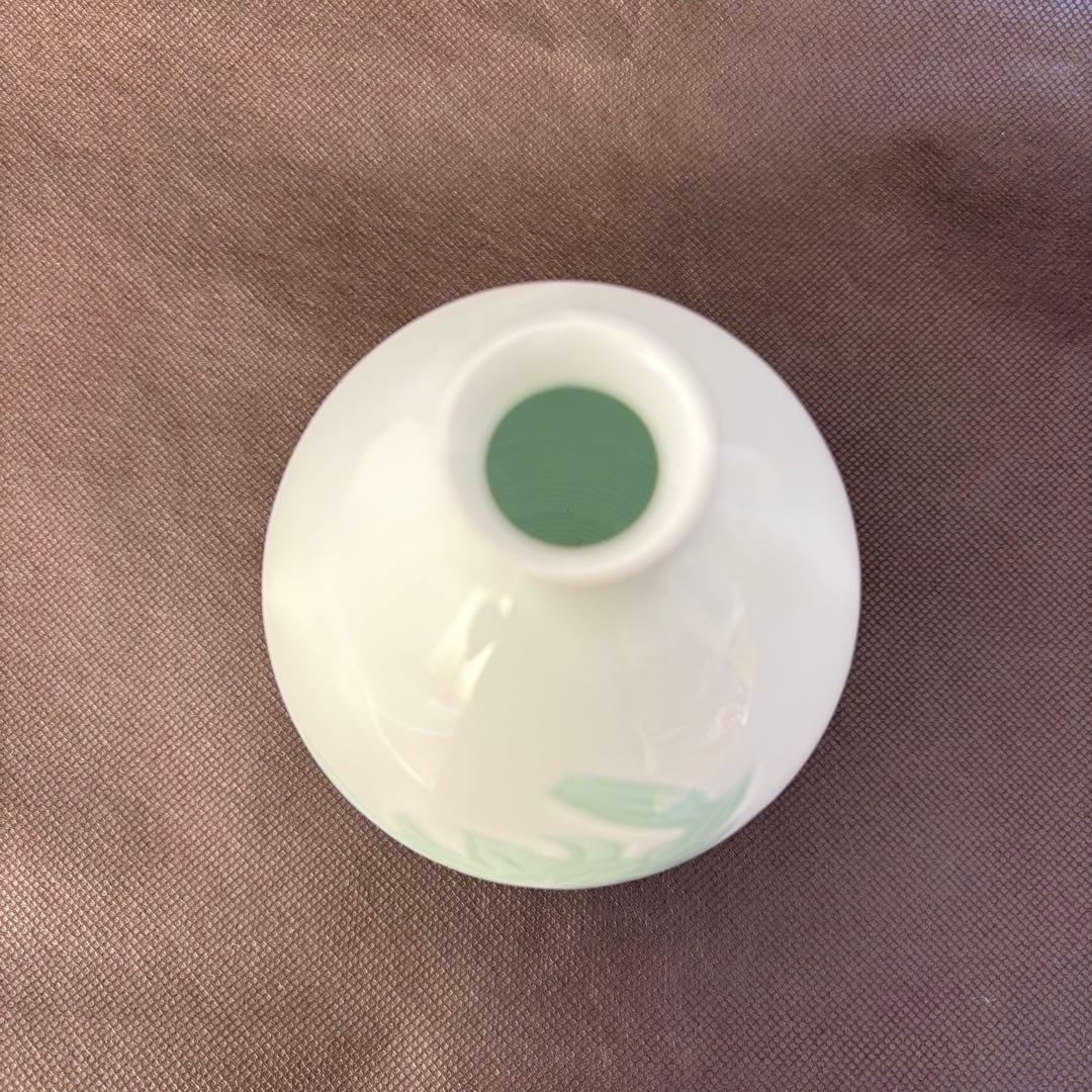 t*y様 『人間国宝 井上萬二』本人作　 　白磁緑釉百合彫文 陶器　徳利・酒器