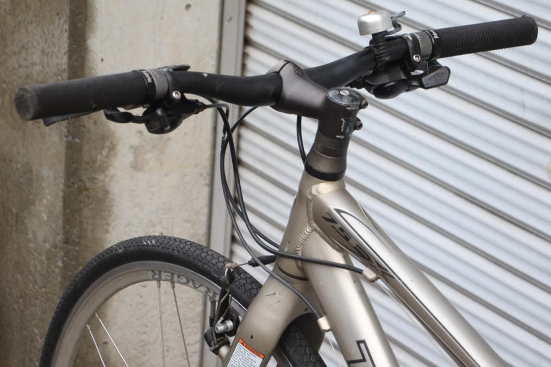 引き取り限定♪人気のTREK♪7.5FX♪カーボンフォーク♪軽量モデル♪