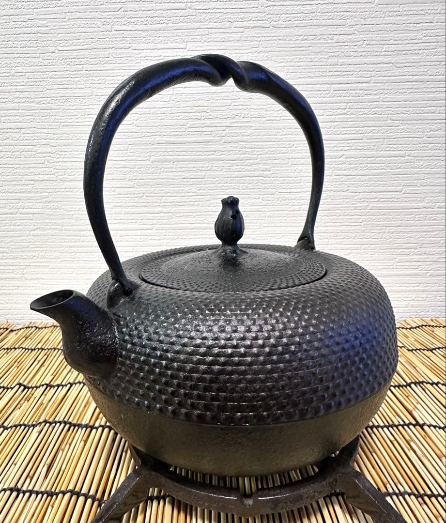 未使用、保管品　南部虎山工房造　前田知行　１５型姥口アラレ　南部鉄瓶　南部鉄器