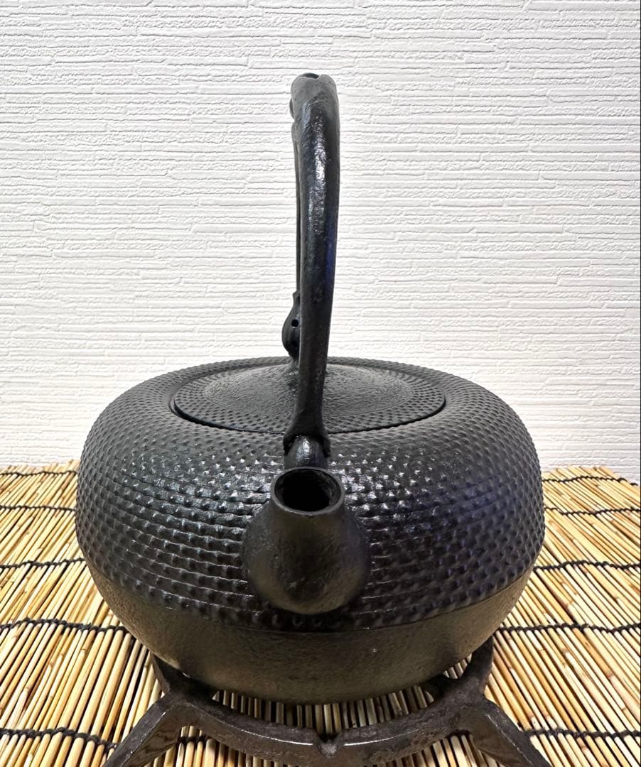 未使用、保管品　南部虎山工房造　前田知行　１５型姥口アラレ　南部鉄瓶　南部鉄器