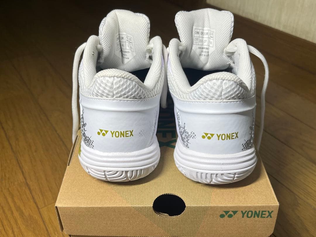 ☆新品同様 ヨネックス バドミントンシューズ SHBELZ3M 23cm☆