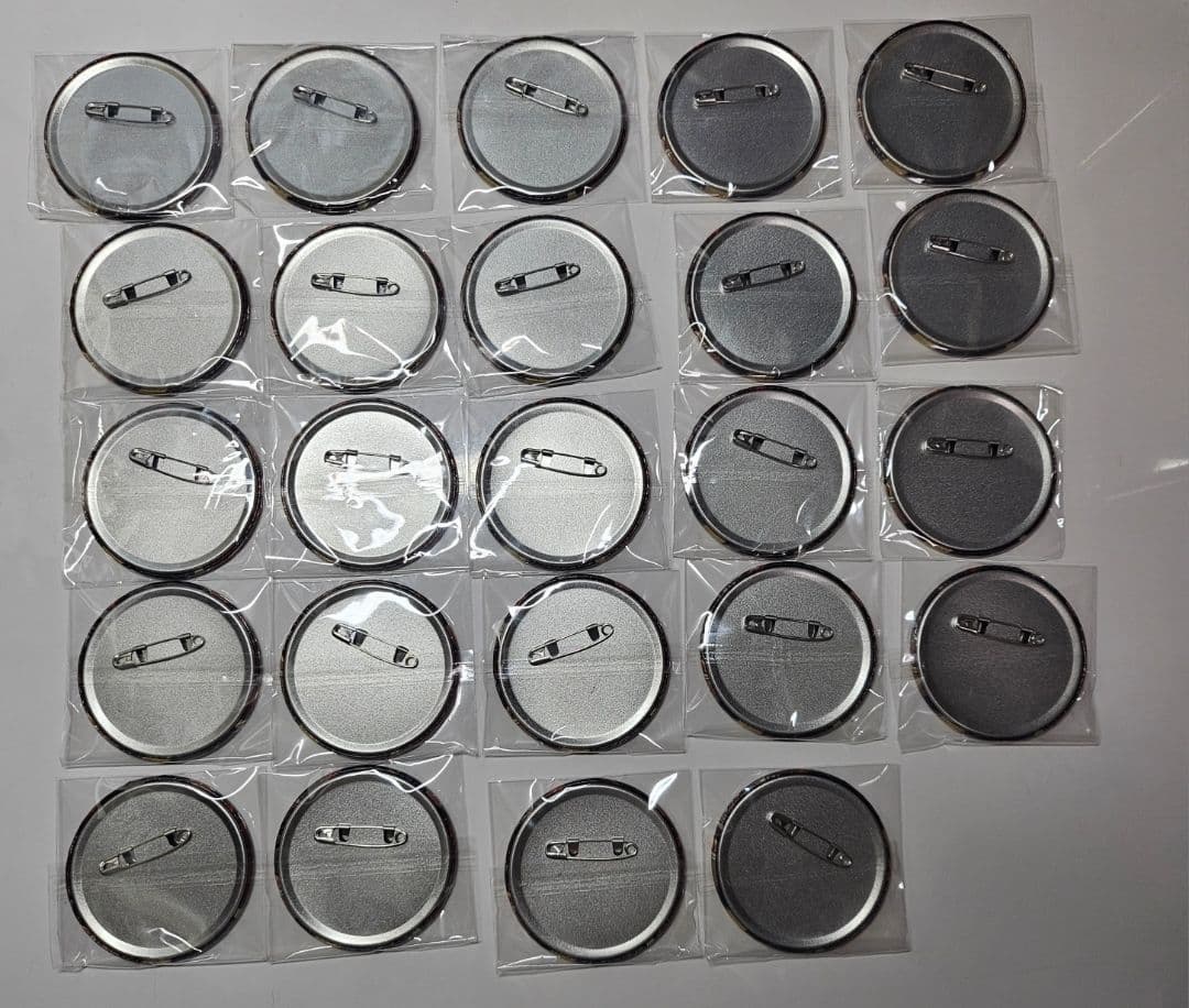 東雲絵名 グリッター缶バッジ 40b