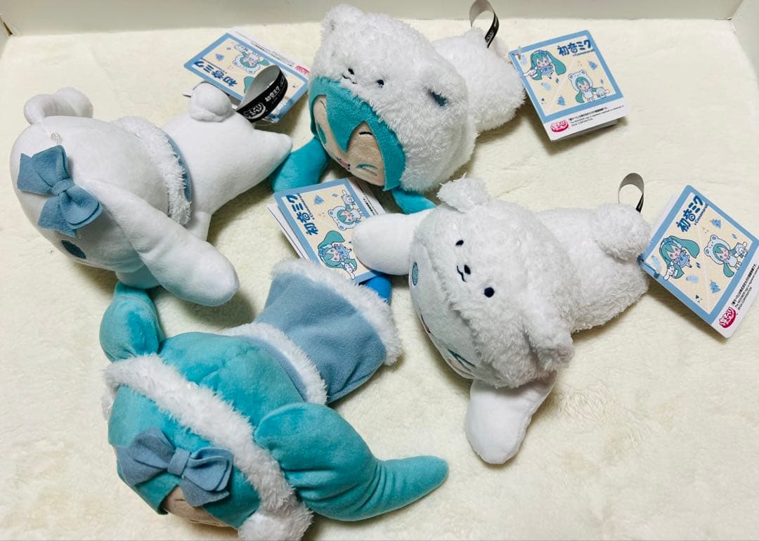 初音ミク × シナモロール 寝そべり ぬいぐるみ WINTER Ver.