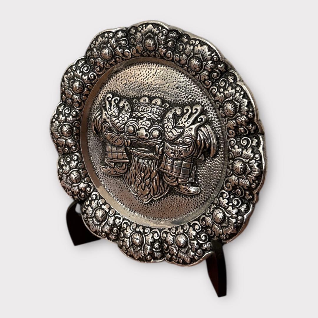 聖獣バロン 飾り皿 金属製 バリ島 ヒンドゥー教 木製台座付き