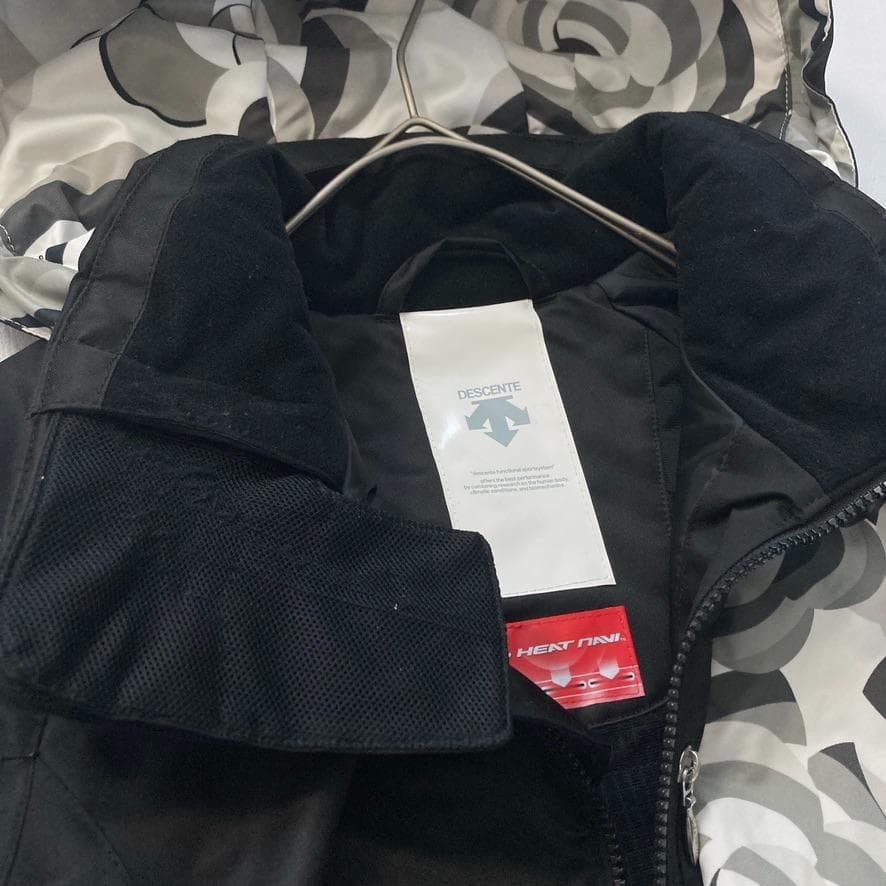 【高機能】デサント　レディース スキーウェア 上下セット L 花柄 ヒートナビ