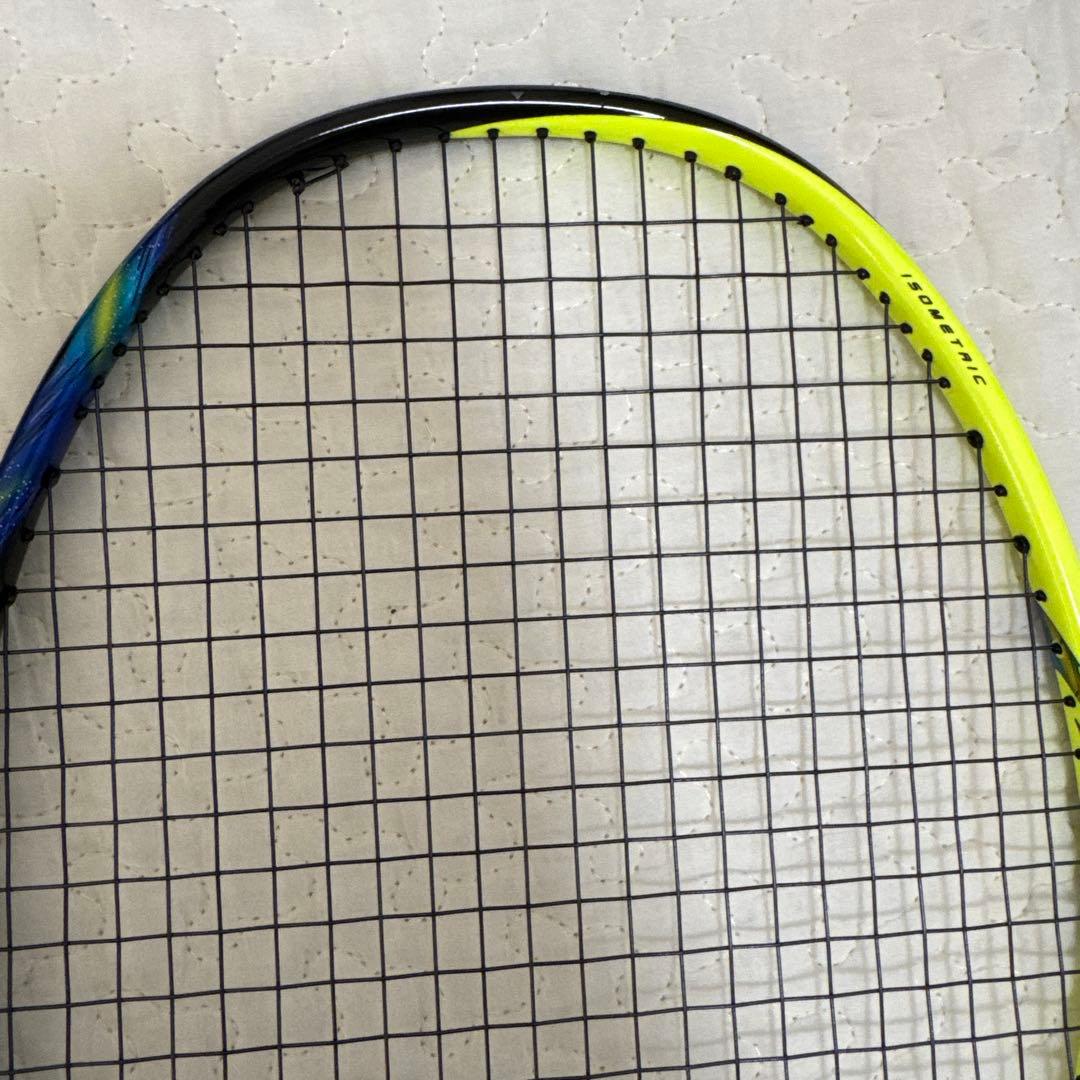 バドミントンラケット ブラック/イエロー　ヨネックス　アストロクス77