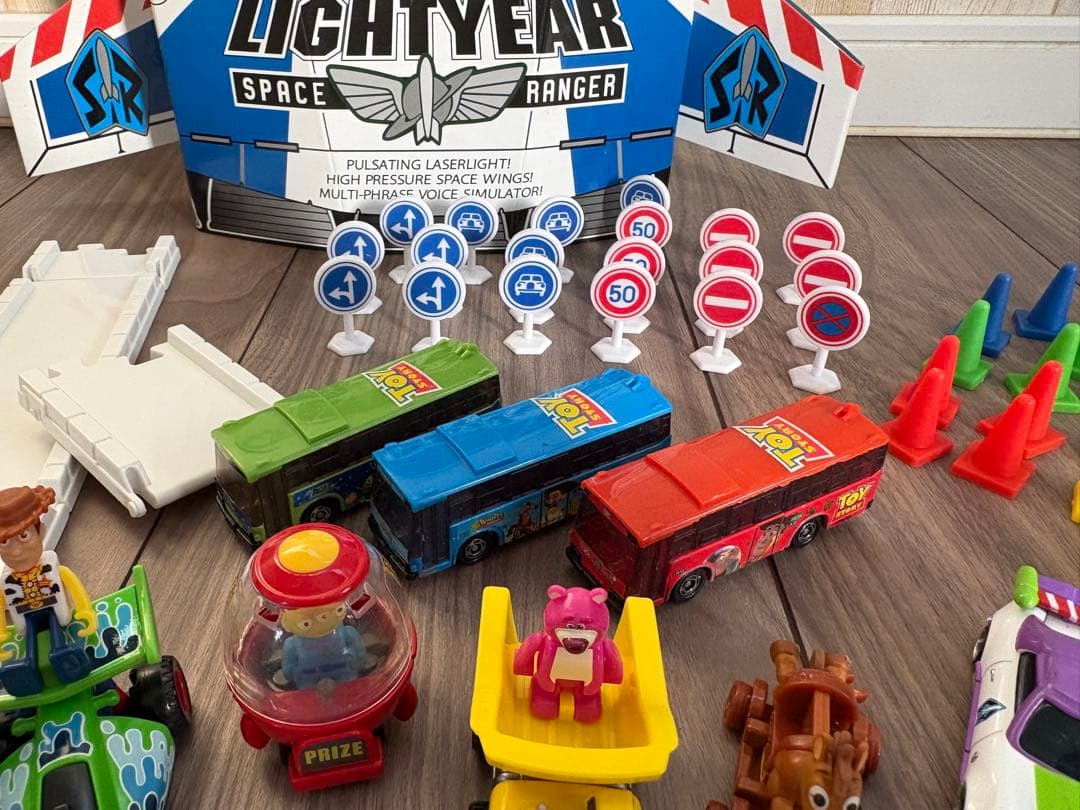 ◇トイストーリー ドリームトミカ＊バズ宇宙船ケース＆ミニカーセット おまけ付◇