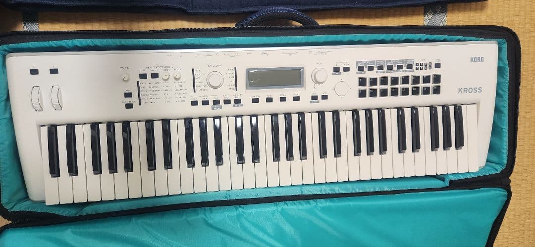 KORG KROSS2-61 SCホワイトシンセサイザー 本体と専用ケース