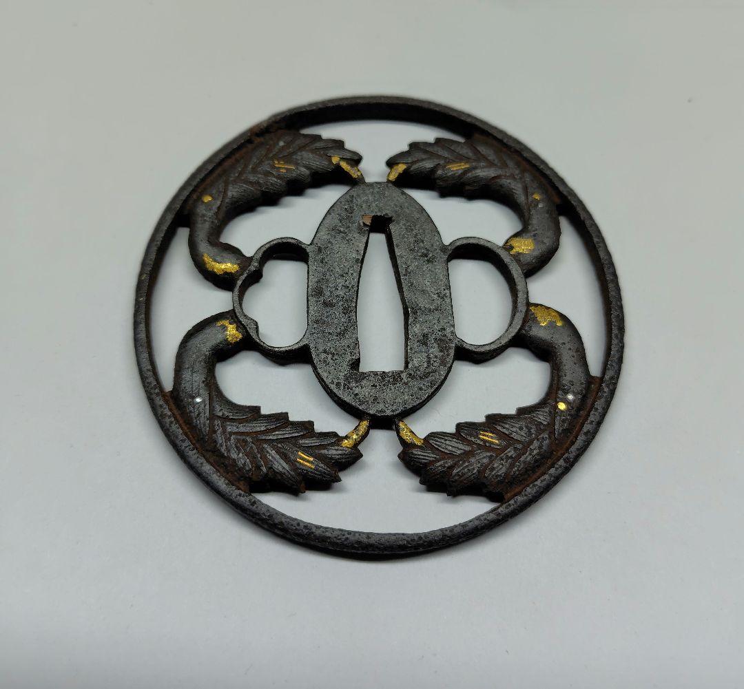 鉄製 鍔 二羽の鳥 金色装飾付き