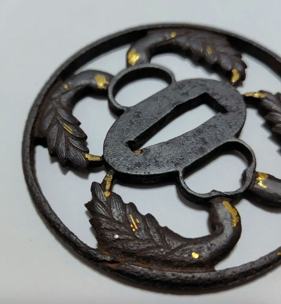 鉄製 鍔 二羽の鳥 金色装飾付き