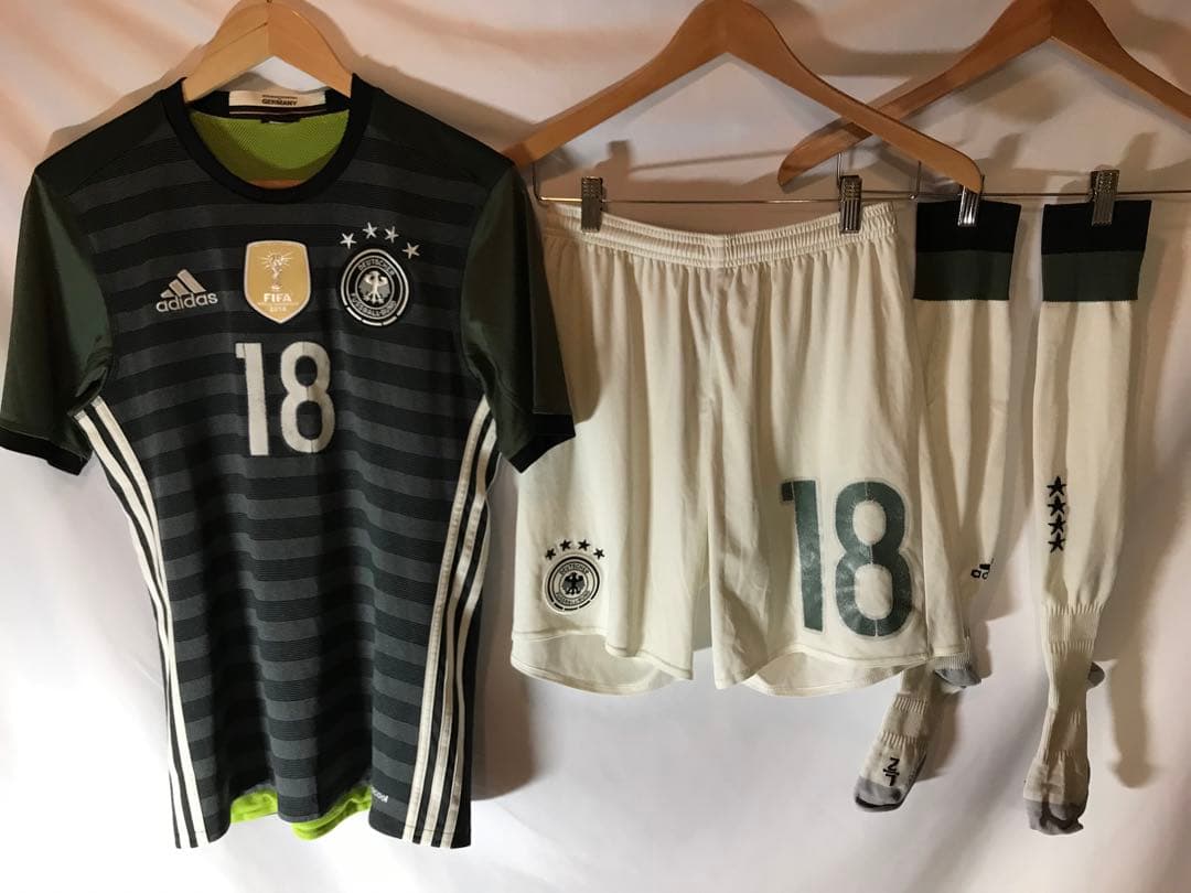 正規品adidasドイツ代表「18」クロース Mユニフォームパンツソックスセット