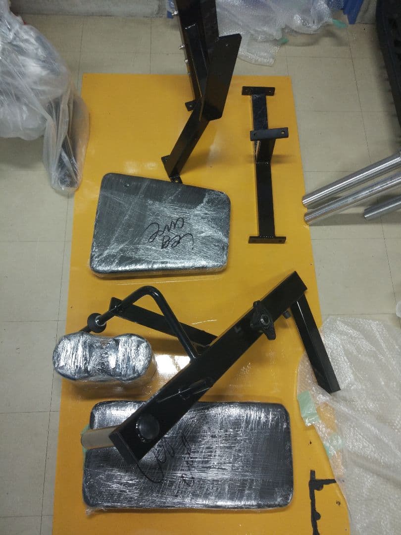 大幅値引！トレーニングマシン レッグカール 黒 プレートローディング OEM製品