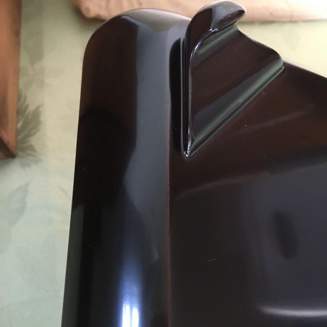 輪島塗本堅地漆器　梅蒔絵の四方脚付膳　同梅蒔絵　栗色蓋付椀　各一客セット