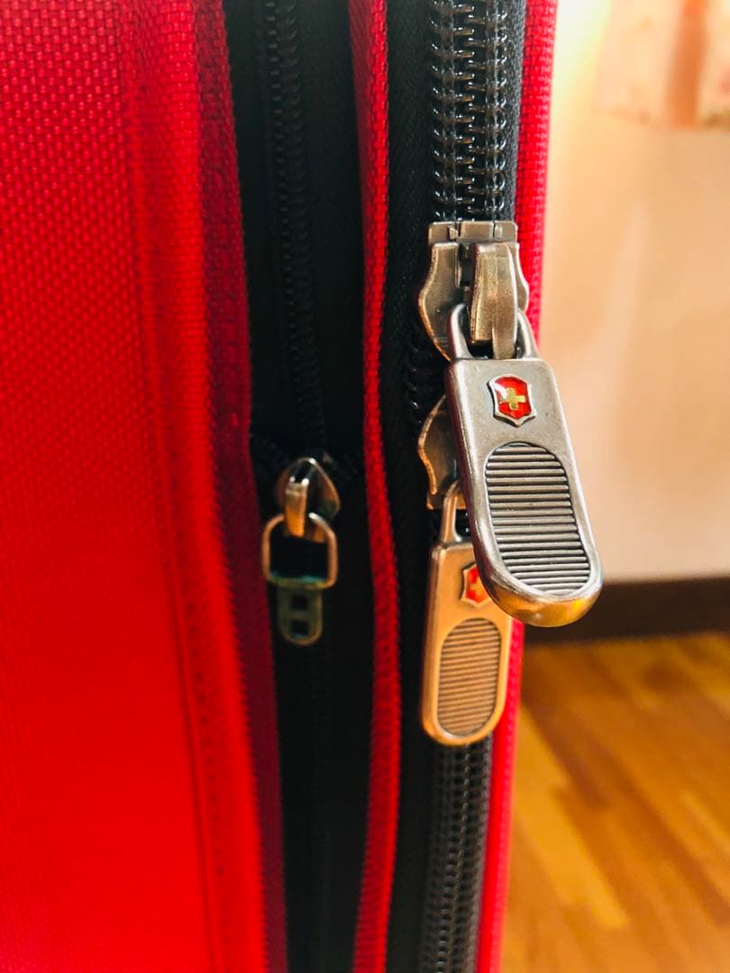 VICTORINOX　ヴィクトリノックス　キャリーカート スーツケース　赤色