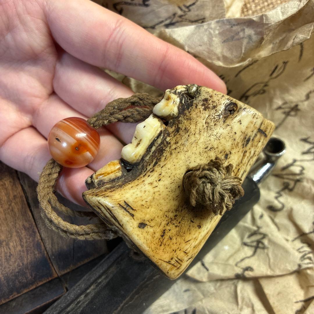 獣牙　根付　呪物　ニホンオオカミ　熊　煙管　煙草