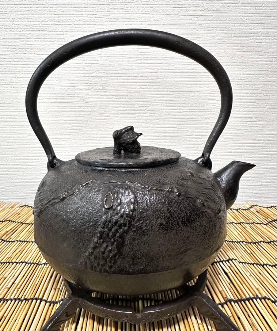 未使用品 南部秀山堂 佐藤 勝弘作 １５型松文様 鉄瓶　南部鉄瓶 南部鉄器 鉄瓶
