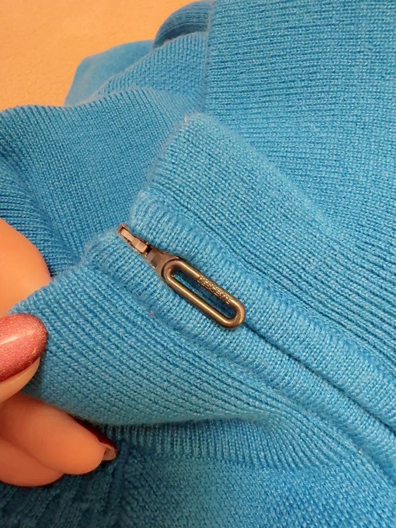 青いハイネックニットウェア