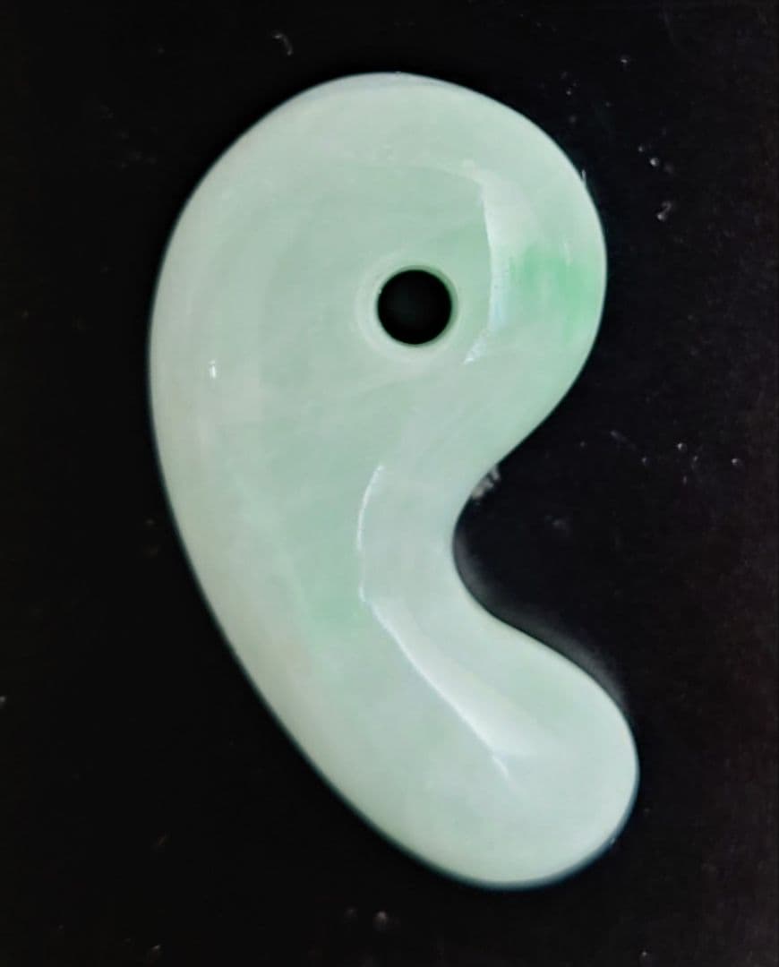 糸魚川翡翠　勾玉　艷やか