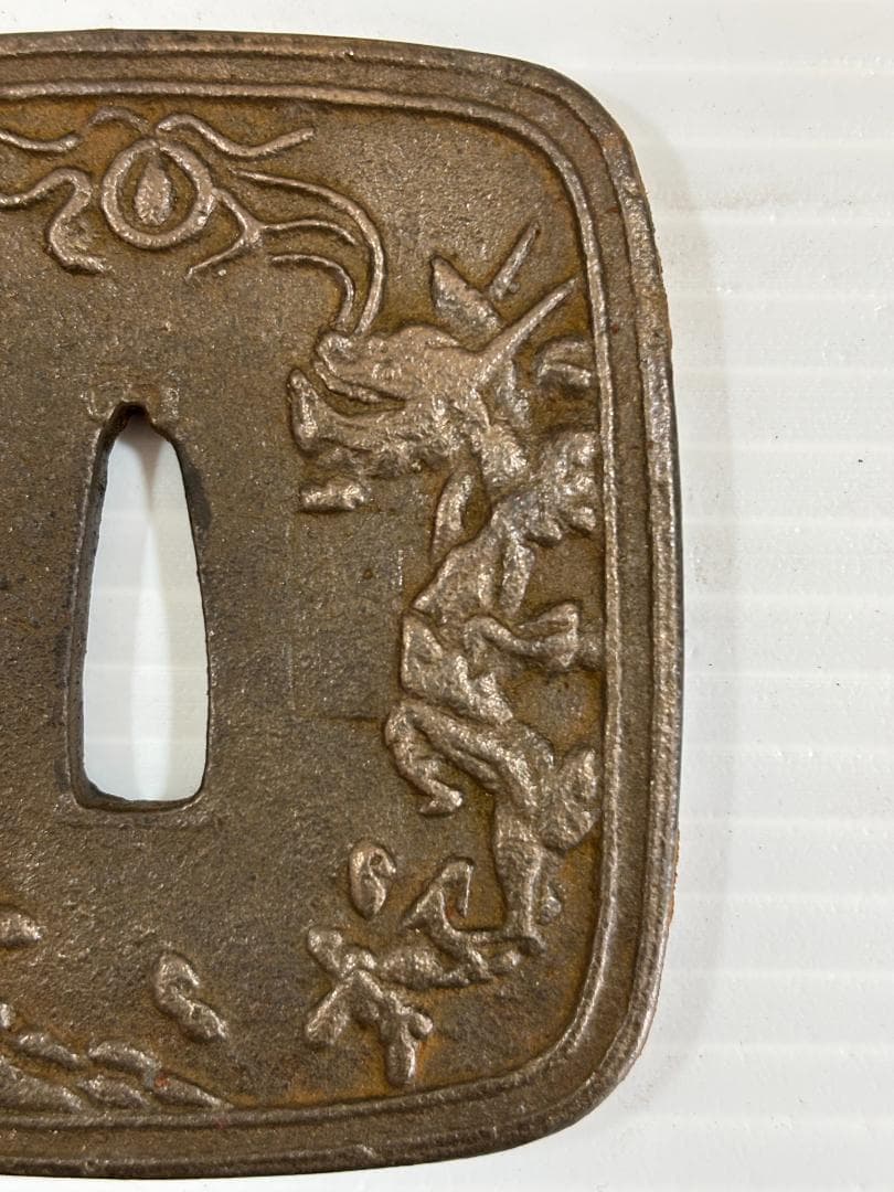 鍔(つば)　鉄製　日本刀　無銘　龍　虎　四角　アンティーク