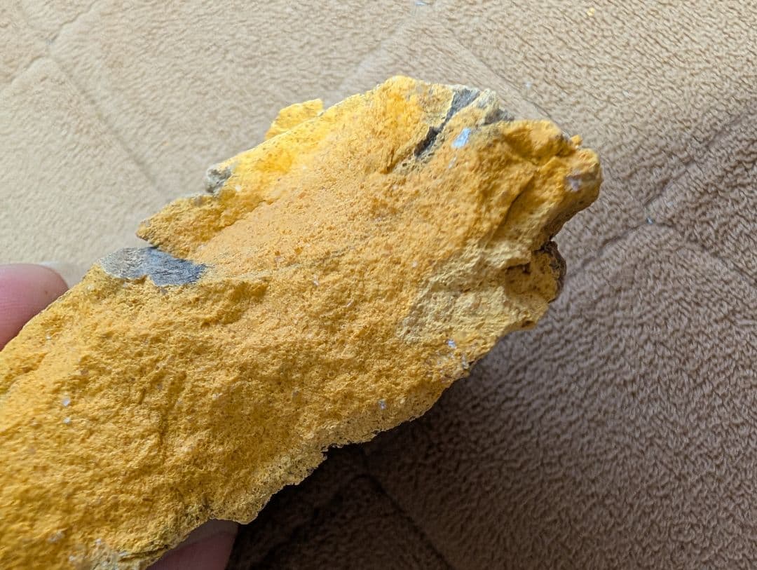 黄色と灰色の不規則な石