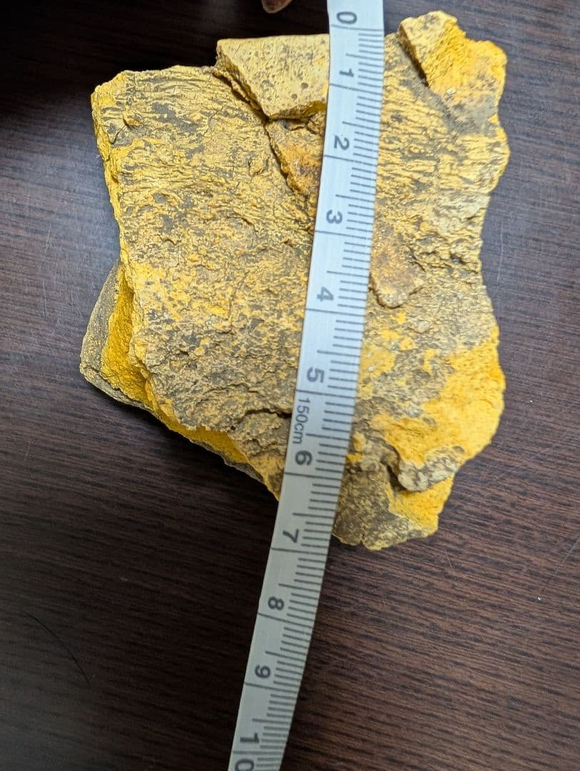 黄色と灰色の不規則な石