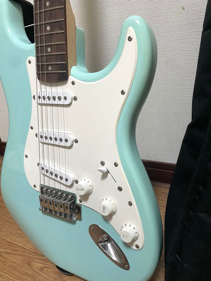 ケース付き　Squier by Fender エレキギター　ダフネブルー　水色