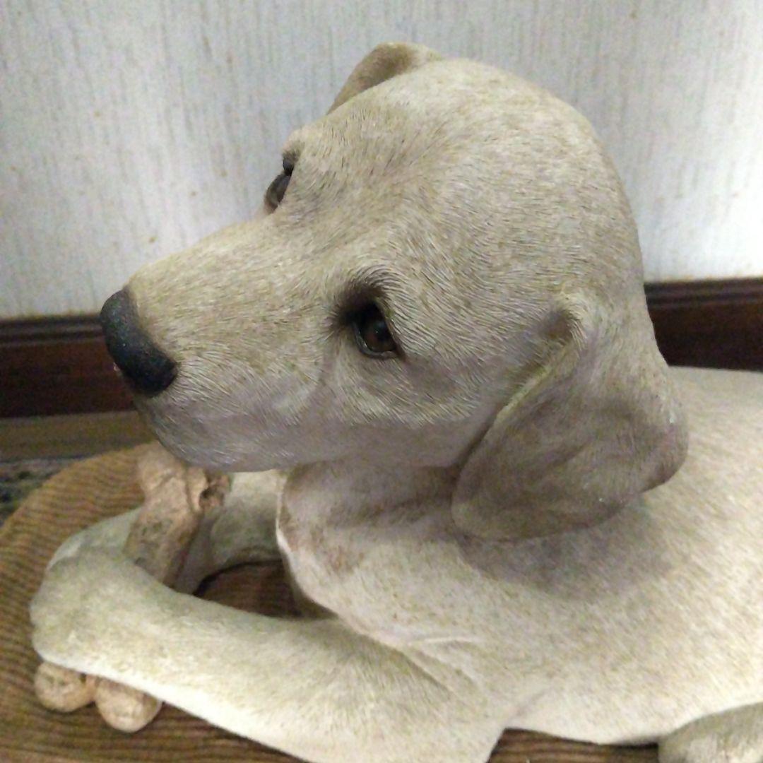 犬の彫刻 樹脂製 クリーム色
