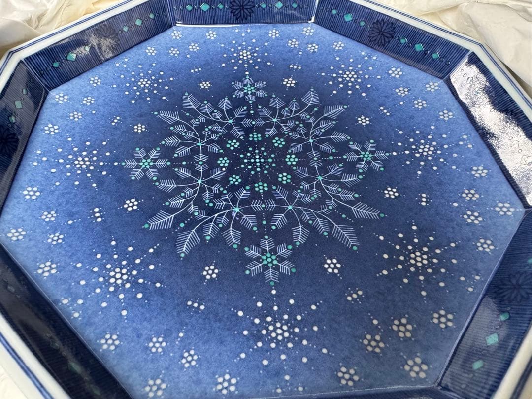 人間国宝　十四代　今泉今右衛門　色絵吹墨墨はじき雪文額皿