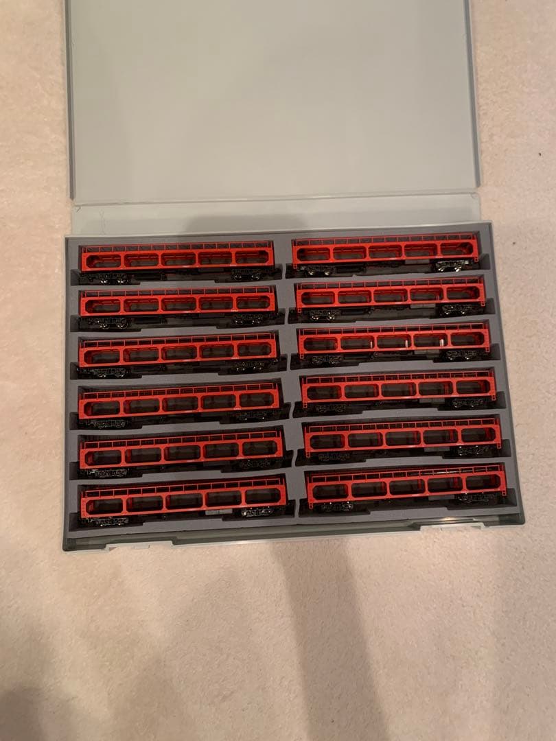 赤いNゲージ鉄道模型 12両