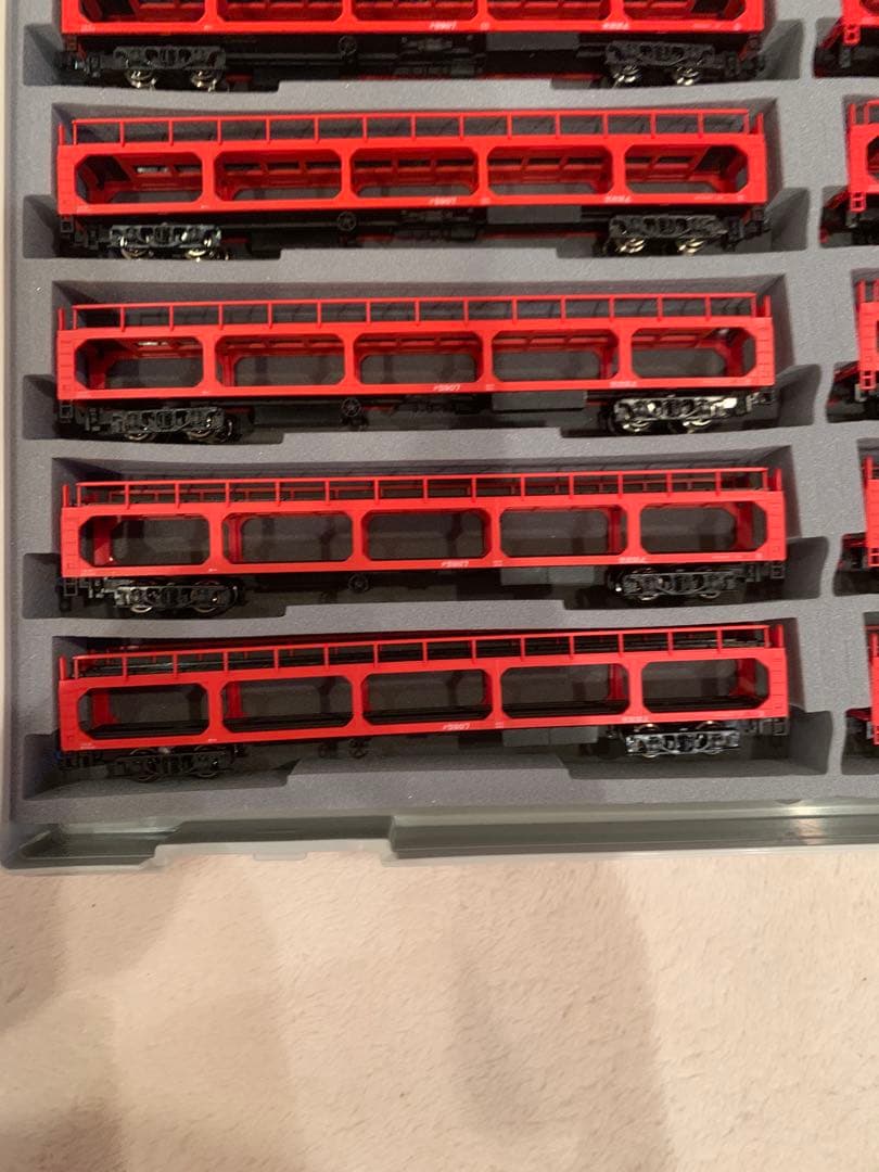 赤いNゲージ鉄道模型 12両
