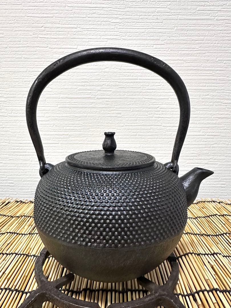 未使用品コンディション 南部秀山堂 佐藤 勝弘作 １５型 砂鉄瓶 鉄瓶　南部鉄瓶