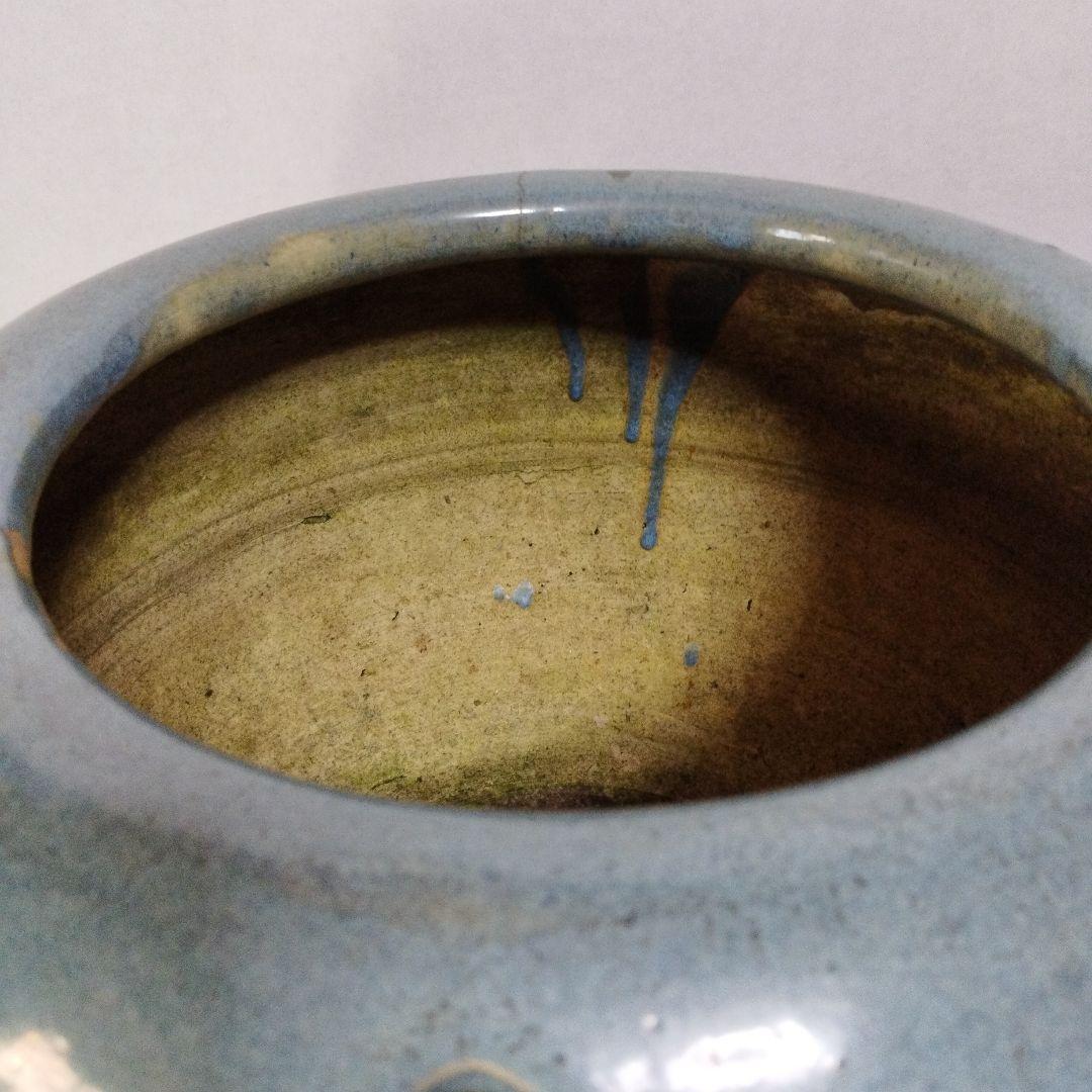 青色釉薬の陶器火鉢